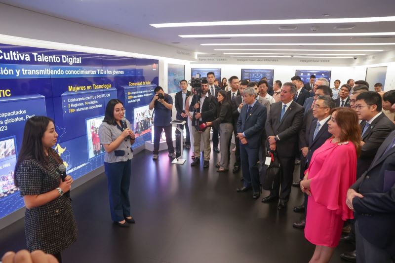 Presidenta dialogó con jóvenes peruanas embajadoras de empresa Huawei