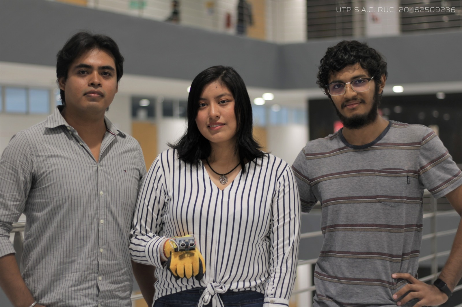 Estudiantes de UTP crean guante con sensor de proximidad para personas invidentes