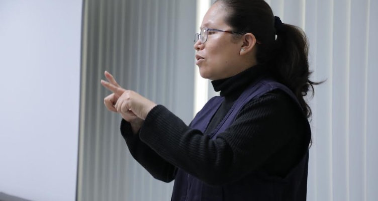 Universidades e institutos deben contar con intérpretes de lengua de señas si brindan servicio a personas sordas