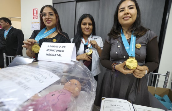 Peruanas crean cuna para bebés que se controla desde el celular y ganan medalla en Corea