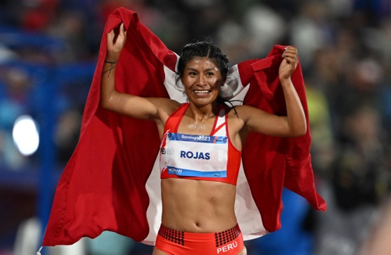 ¡Peruana de oro! Luz Mery Rojas gana en los 10,000 metros en Santiago 2023