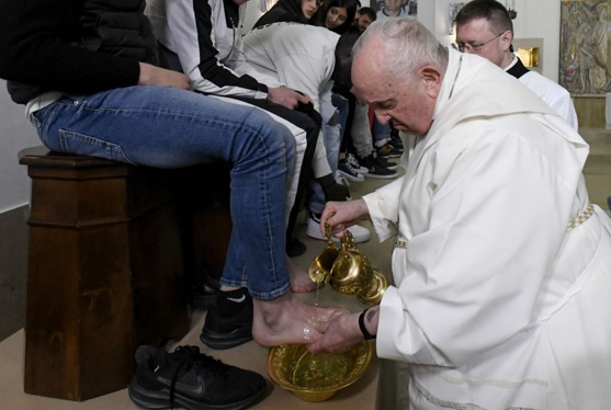 Semana Santa: Papa lava los pies a 12 jóvenes detenidos en Jueves Santo