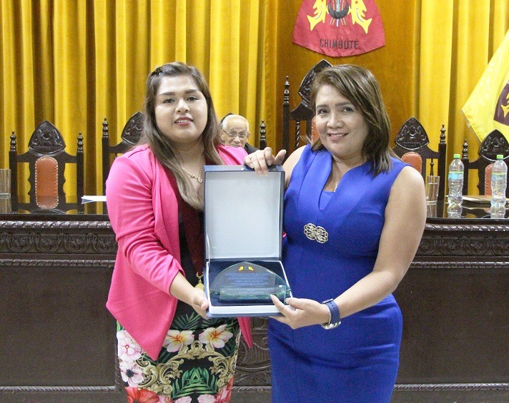 Director de la UCV, Tania Ruiz, recibe reconocimiento por su liderazgo en la educación superior