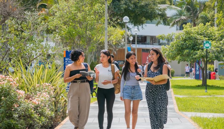 Mujeres profesionales representan más del 53 % de beneficiarios y egresados del Pronabec