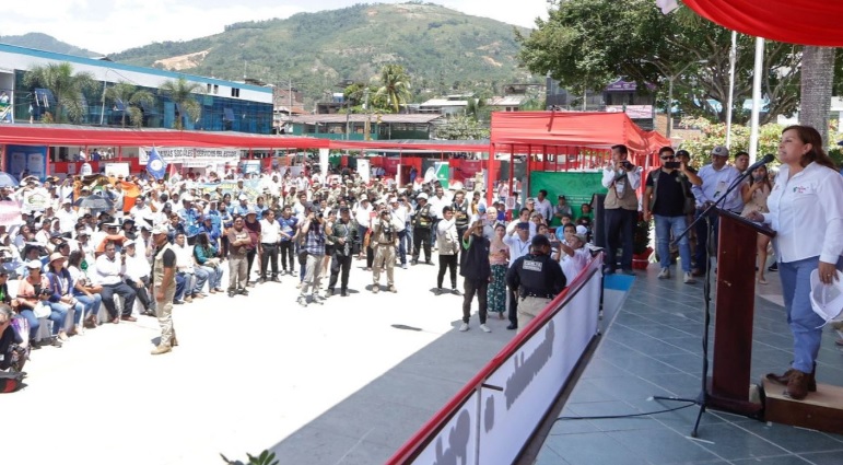 Dina Boluarte enfrenta a detractores en Junín: “Vengan aquí, den la cara, no tengo miedo ni a la muerte”