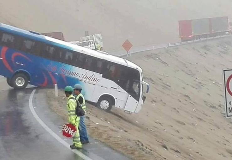 Bus de Turismo Andino casi cae al abismo en Pasamayo