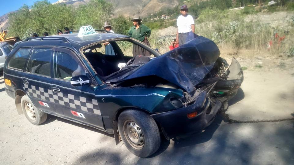 Tres profesores mueren al rodar vehículo hacia el fondo de abismo en Piscobamba