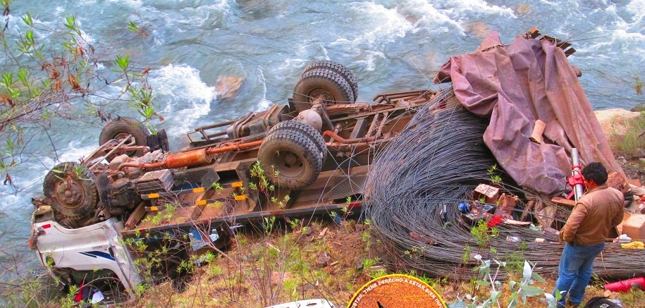 Camión se despista y cae a riberas del río en rutas San Luis-Chacas
