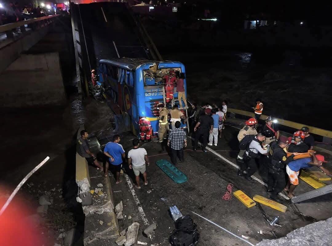 Bus que partió de Chimbote cae por colapso de puente en Chancay dejando dos muertos y 38 heridos