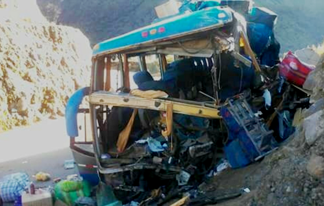 Carhuaz: dos muertos  y 12 heridos tras despiste de ómnibus en la vía a Chacas