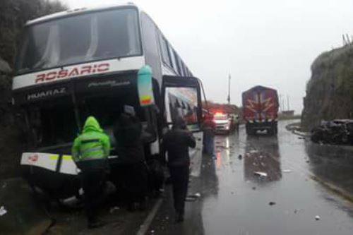 Recuay: cinco personas murieron tras colisión de bus interprovincial y auto en Cátac