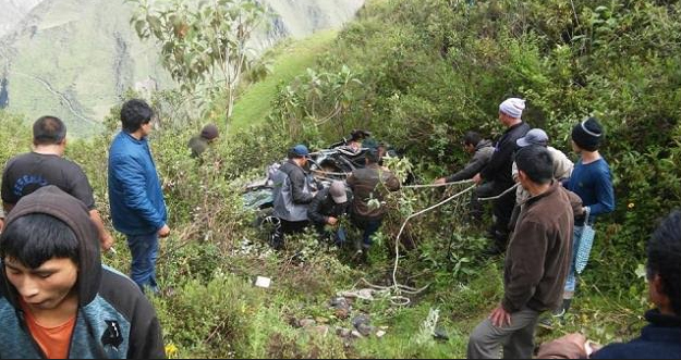 Pallasca: cinco personas fallecieron tras caída de un auto a abismo  de mil metros
