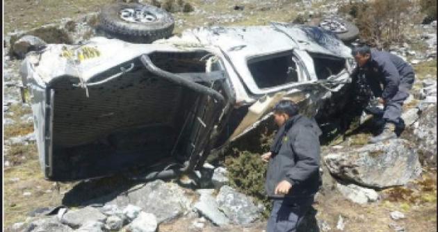 Áncash: chofer salvó de morir al arrojarse de camioneta que cayó al borde del río Santa 