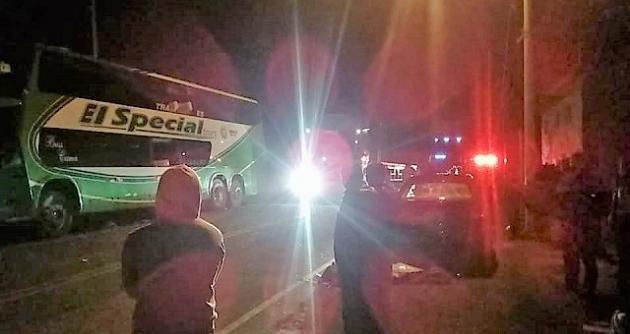 Recuay:  Choque entre un bus y un station wagon deja un muerto y cuatro heridos