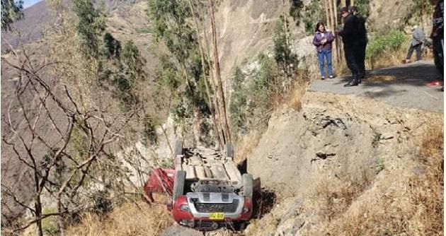 Camioneta cayó a un abismo en la carretera a Corongo y cinco pasajeros salvaron de morir