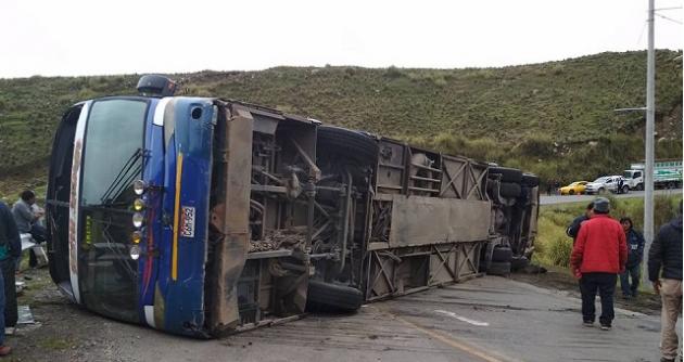 Áncash: Bus volcó en la carretera de Recuay y ocasionó la muerte de un pasajero y más de 20 resultaron heridos