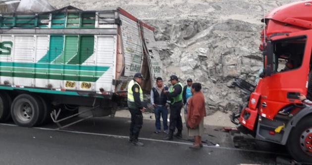 Chofer quedó atrapado entre los fierros retorcidos de su camión tras violento choque en Casma
