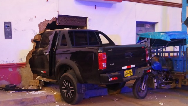 Ingeniero presuntamente ebrio empotró su camioneta en una vivienda en Huaraz