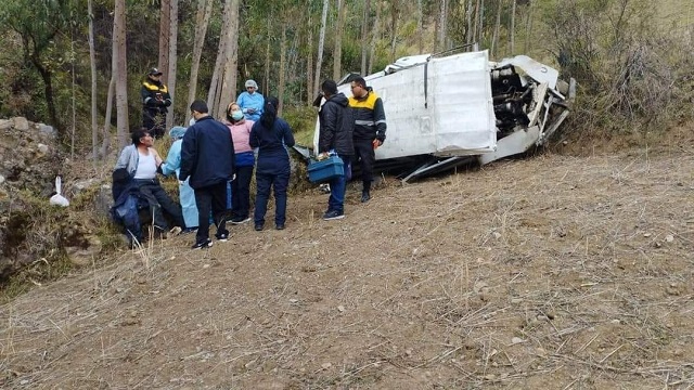 Áncash: Chofer salva de morir de milagro al caer su camión a un abismo de 200 metros