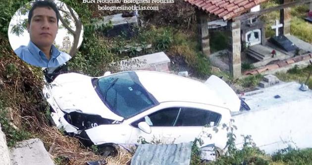 Áncash: abogado empotra su camioneta en cementerio municipal de Huandoval en Pallasca