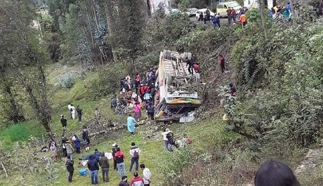 Dos muertos y 20 heridos al caer bus a un abismo en Piscobamba en Áncash