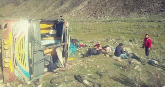 Huaraz: un pasajero murió al volcarse bus en la carretera, varios resultaron heridos