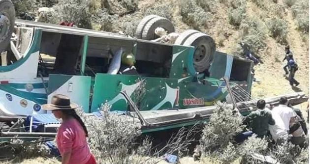 Tragedia en Áncash: 10 muertos y 32 heridos al caer bus a un abismo en la provincia de Sihuas