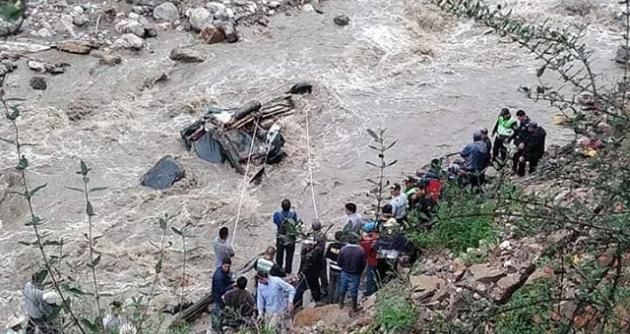 Áncash: Dos profesores muertos y seis heridos dejó como saldo la caída de una combi a un barranco en Sihuas