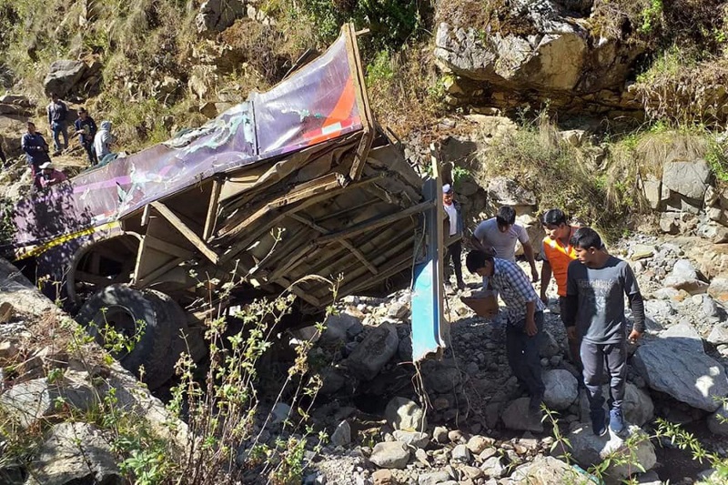 Áncash: cuatro personas fallecidas por vuelco de vehículo en Sihuas