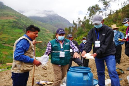 Áncash: pequeños agricultores aprenden a preparar  biol en reemplazo de costosos fertilizantes