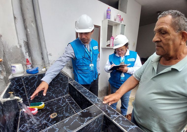 ¿Qué debo considerar si la empresa de agua potable programa una inspección interna a mi domicilio?