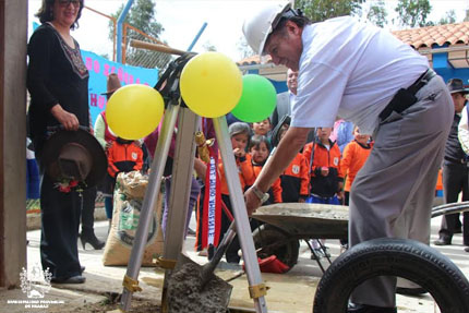 Colocan primera piedra para obra en colegio inicial del poblado de Macashca