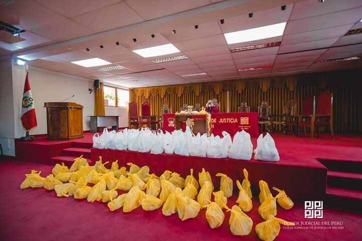 Presidente de la Corte de Áncash entregó víveres a trabajadores de esta sede