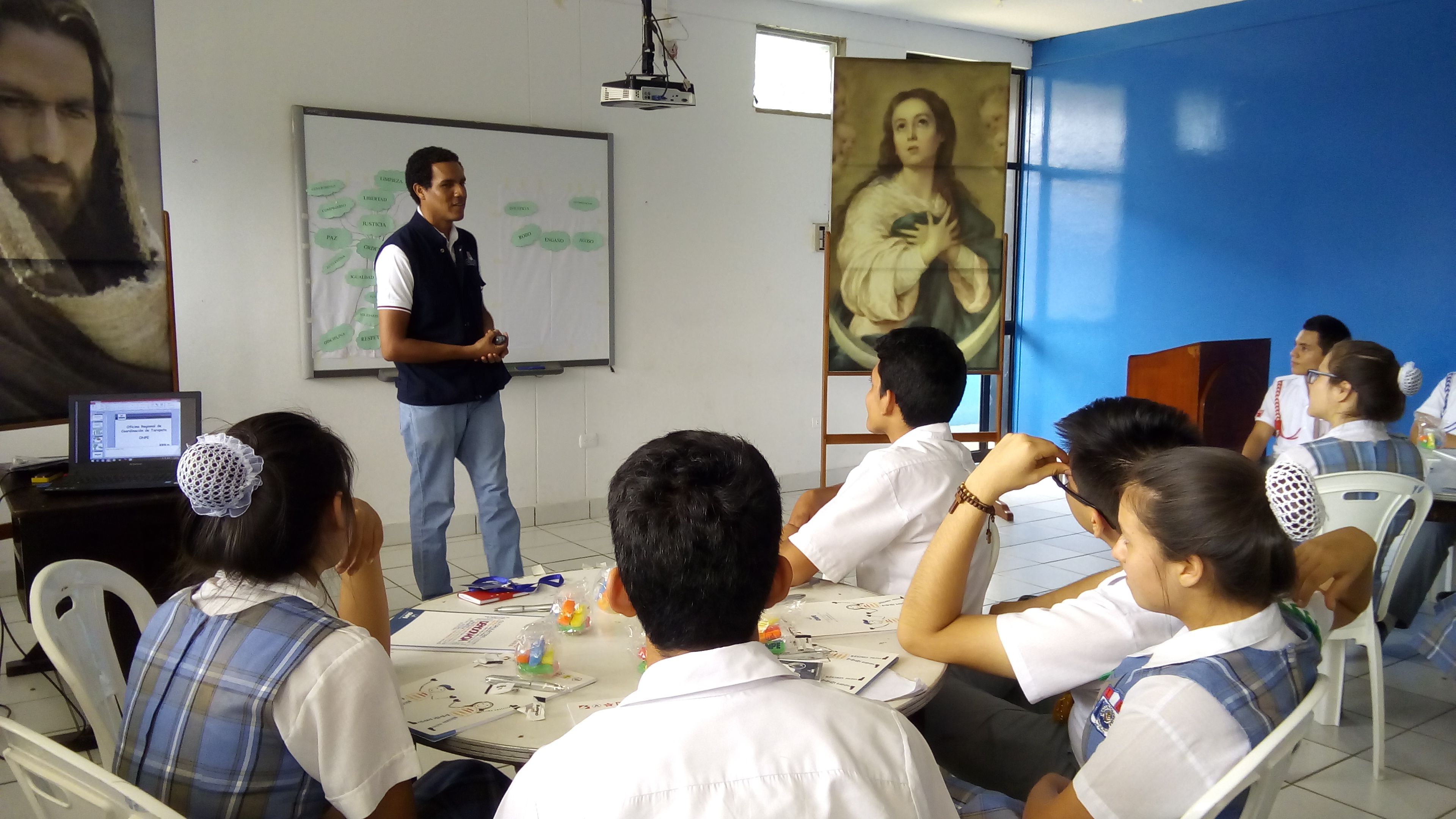 ONPE refuerza valores democráticos en estudiantes de  primaria y secundaria en todo el país