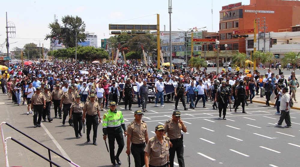Alumnos y trabajadores de la U. San Pedro se unen en masiva marcha en contra de resolución de Sunedu