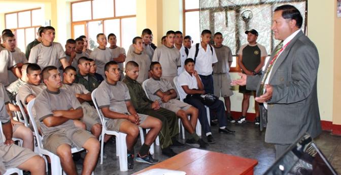 Jóvenes de Caraz y Huaraz reciben capacitación sobre Beca 18 modalidad Fuerzas Armadas