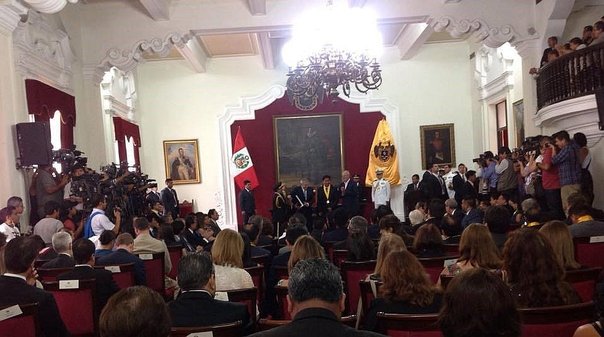 Profesor ancashino calificado entre los 50 mejores del mundo recibió la Medalla de Lima