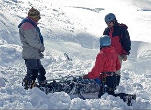 Cónsul y policía ecuatoriana trasladan restos de compatriotas muertos en nevado Huascarán