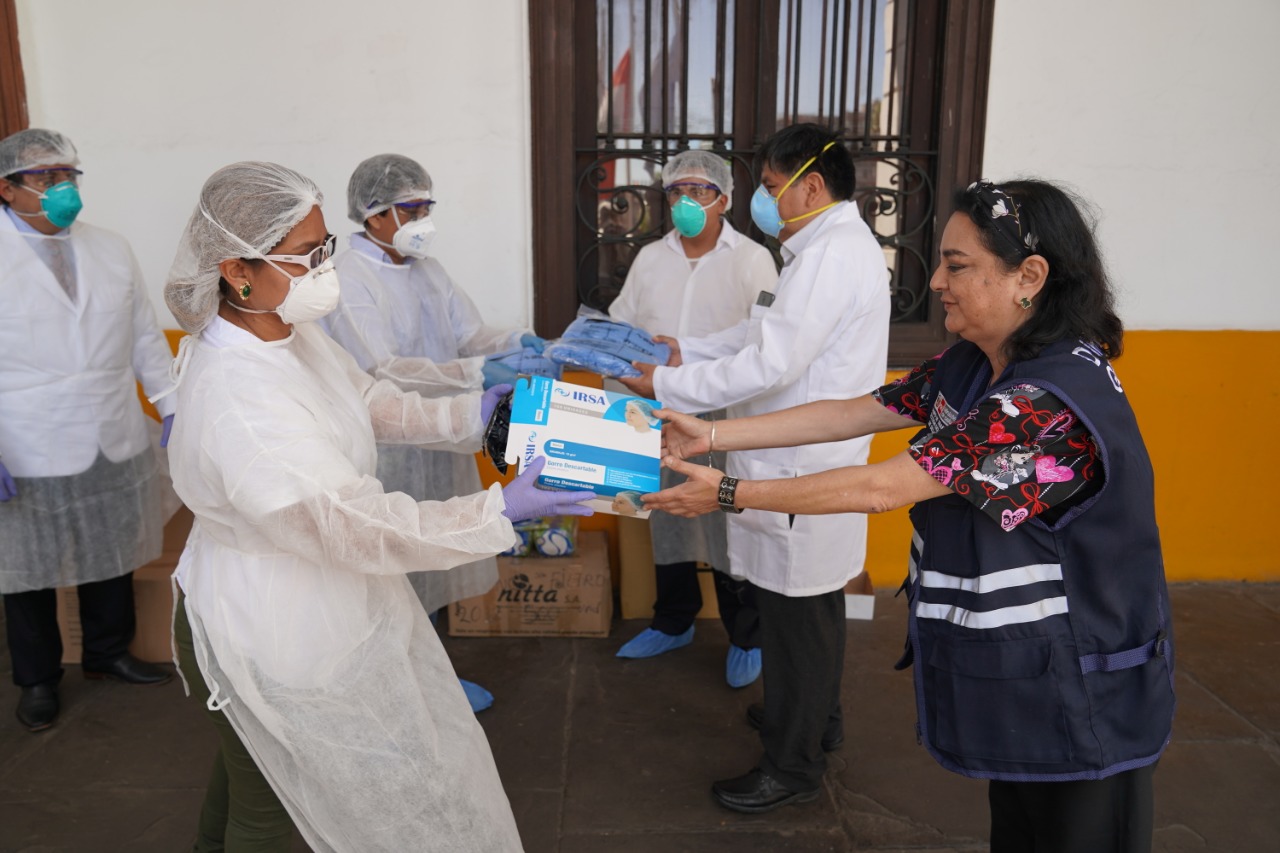 Acuña dona kits de protección para personal médico que atiende casos de coronavirus