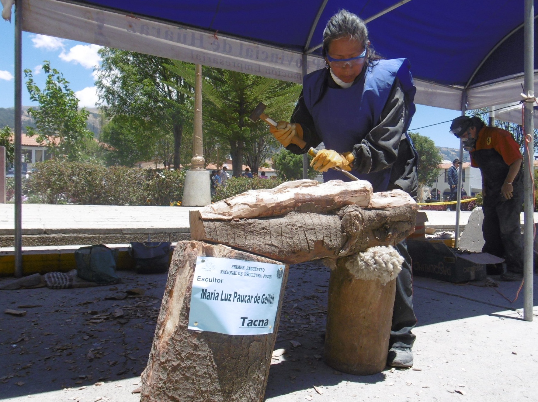 Escultores jóvenes muestran sus obras en la plaza de armas de Huaraz
