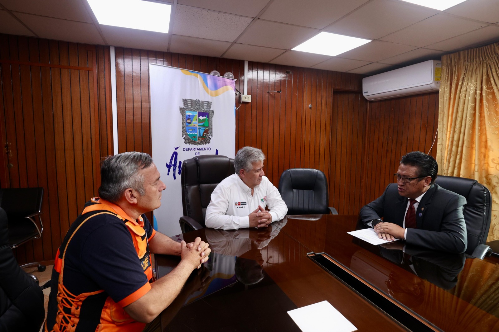 Ministro de Defensa se reúne con autoridades de Áncash para atender emergencia por incendios forestales