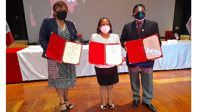 América Odar recibe credencial para asumir rectorado de UNS para periodo 2022-2027