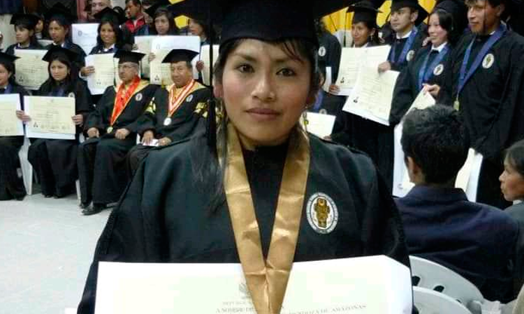 Milena Weepi, la primera mujer awajún en graduarse como doctora en Educación  