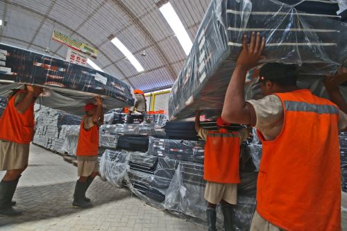 Ministro de Defensa entrega más de 31 toneladas de ayuda en previsión de emergencias en Áncash