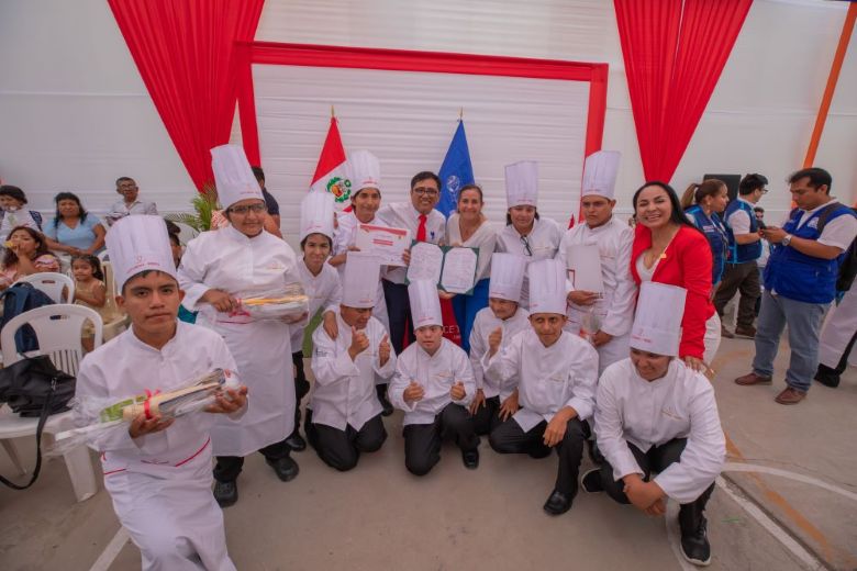 Becarios con discapacidad son reconocidos tras culminar con éxito sus estudios