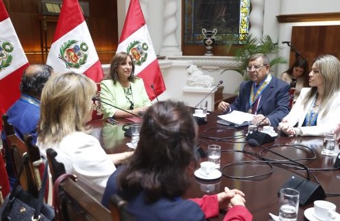 Presidenta Dina Boluarte garantiza respeto a la libertad de prensa y plena transparencia