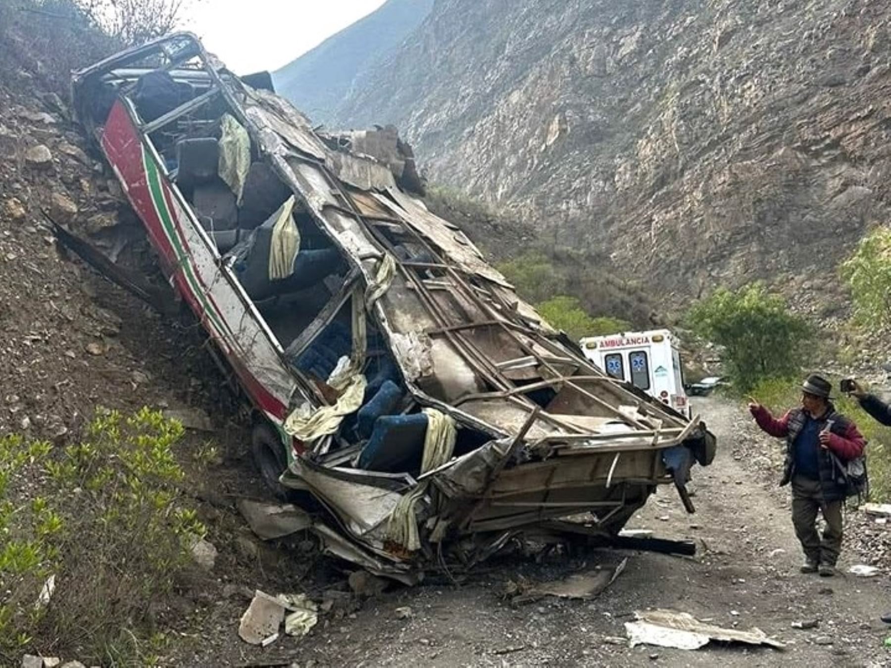 Áncash: bus cae a un abismo y cuatro personas pierden la vida