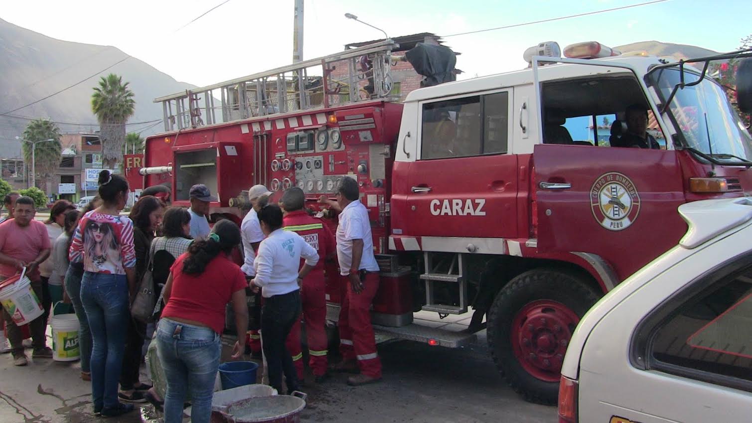  Camiones cisterna abastecen de agua potable a vecinos de Yungay