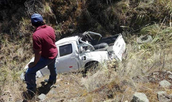 Pallasca: regidora y trabajadores ediles salvan de milagro tras desbarrancarse su camioneta