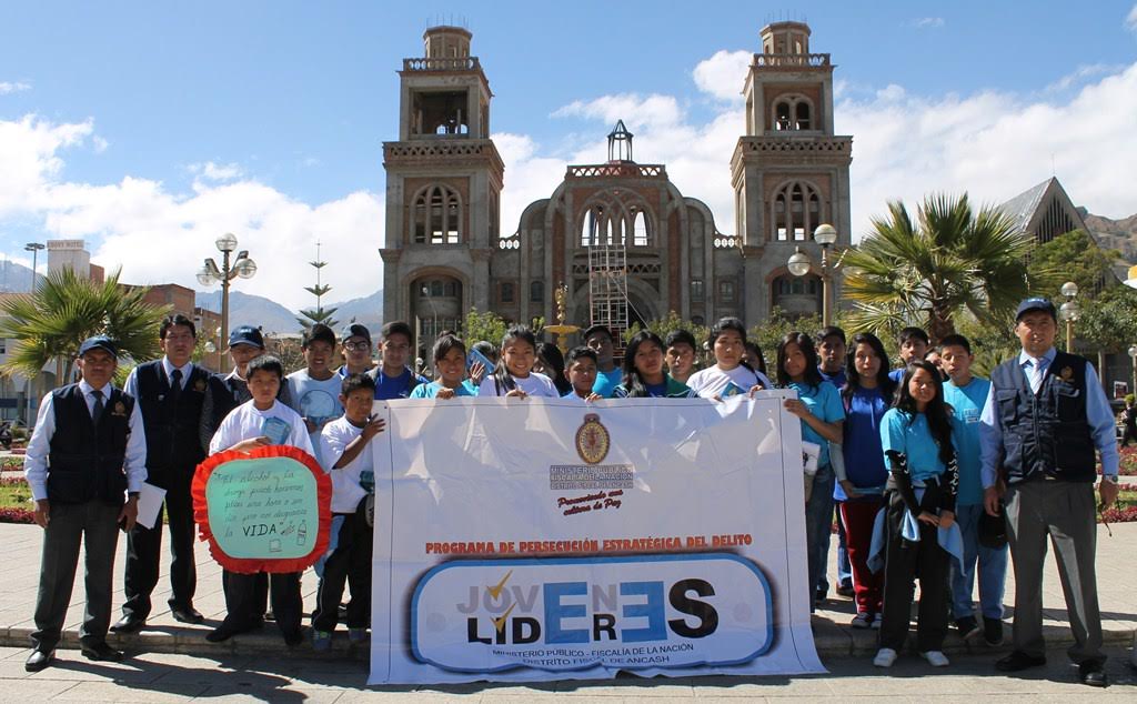  Jóvenes realizan campaña de volanteo por el día contra el tráfico ilícito de drogas en Huaraz